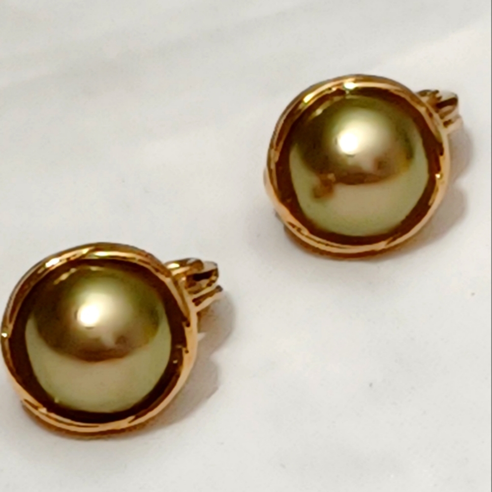 VINTAGE MONET GOLD TONE OLIVE GREEN CLIP ON EARRINGS